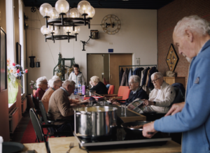 Bezoekers vertellen hun verhaal voor de camera in De Buurtkamer +