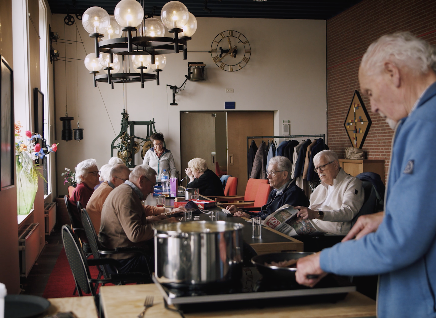 Bezoekers vertellen hun verhaal voor de camera in De Buurtkamer +
